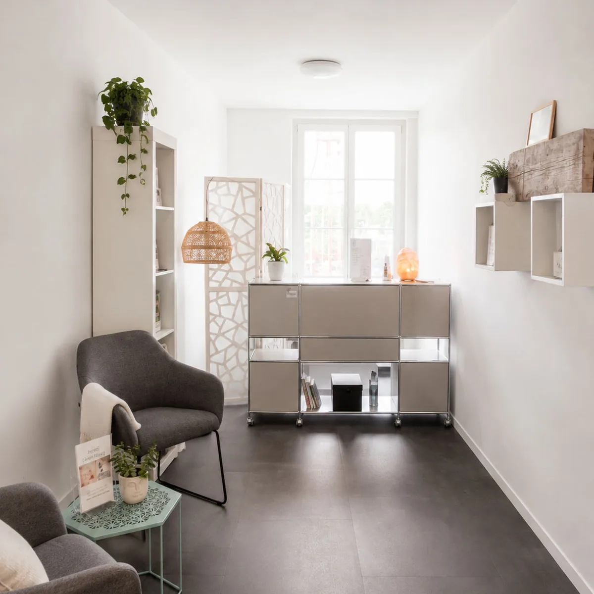 Heller Empfangsbereich im Massage Zentrum in Winterthur